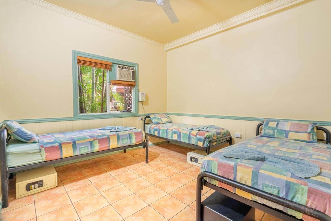 Tropic Days Boutique Hostel ケアンズ エクステリア 写真