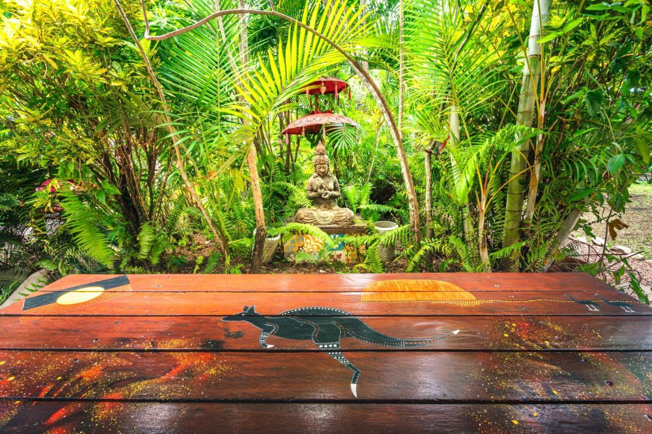 Tropic Days Boutique Hostel ケアンズ エクステリア 写真