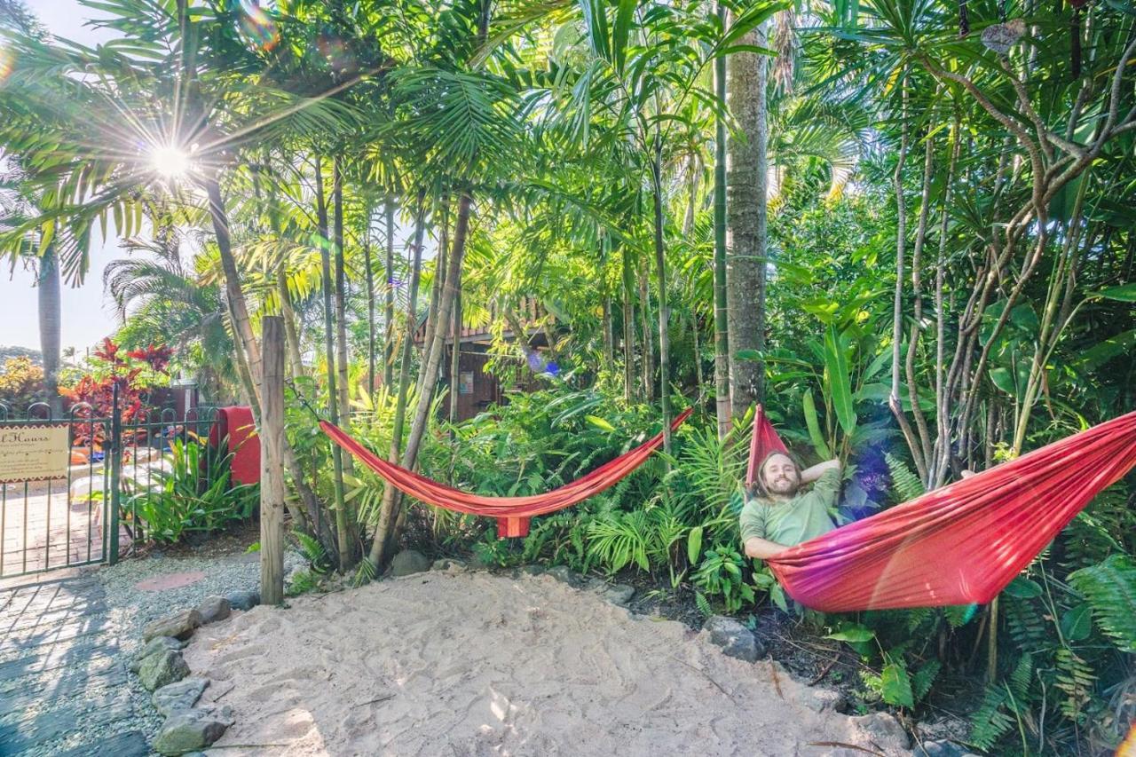 Tropic Days Boutique Hostel ケアンズ エクステリア 写真