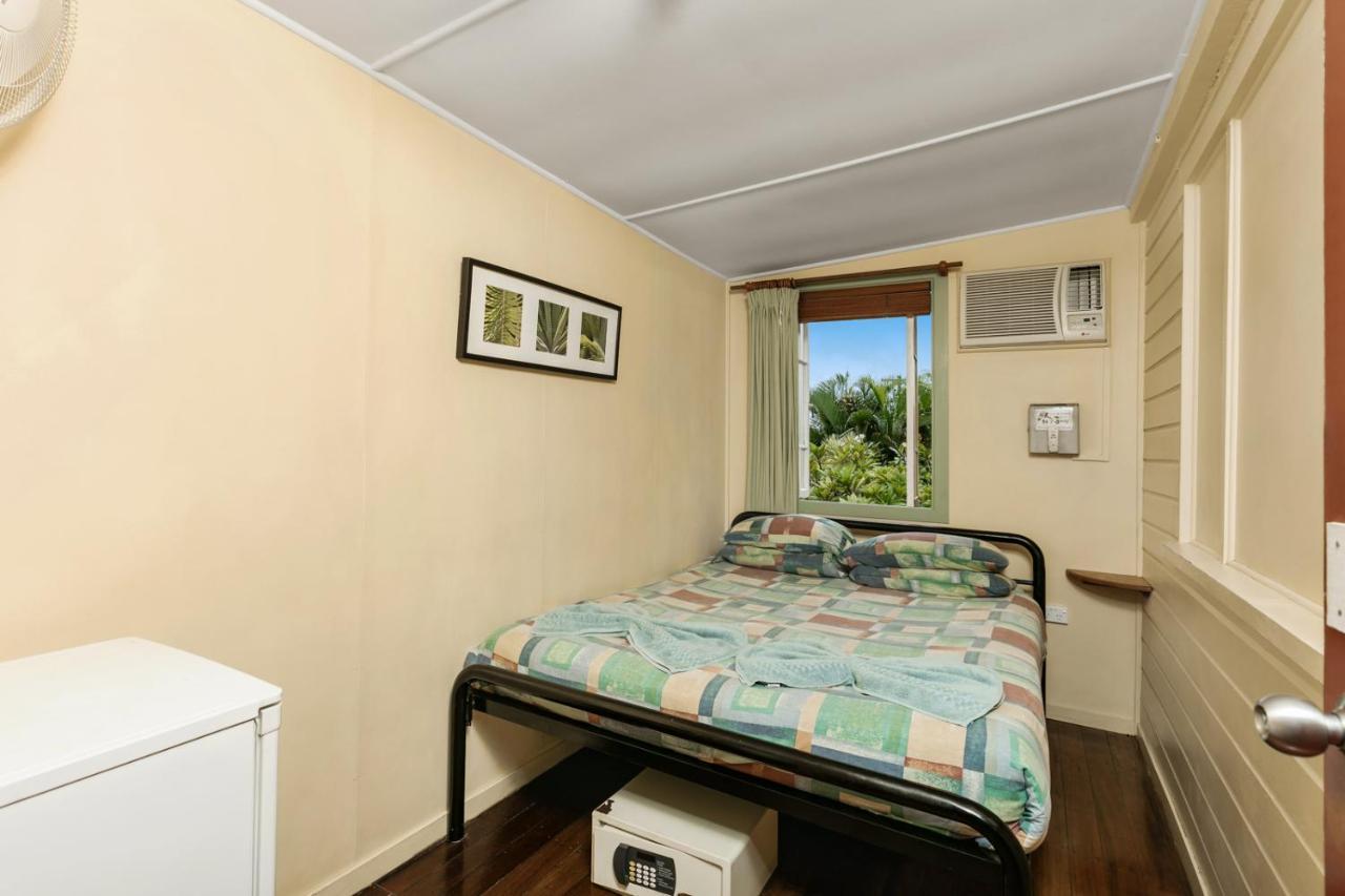 Tropic Days Boutique Hostel ケアンズ エクステリア 写真